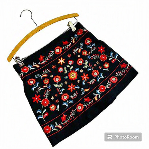 Forever 21 Black Floral Embroidered Mini Skirt Size Small - Picture 2 of 8